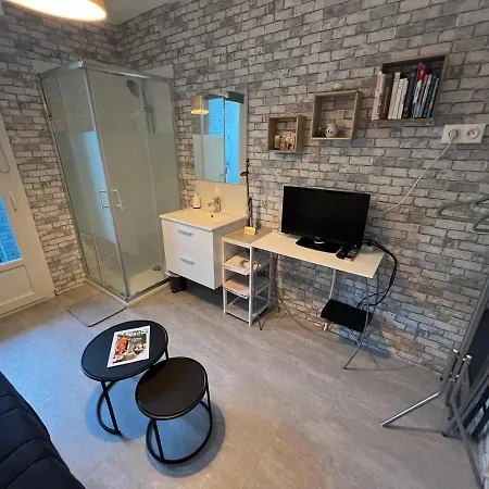 Mini Studio Dans Un Coin De Verdure Rum i privatbostad Montélimar